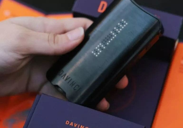 Hand holding a DaVinci IQ3 vaporizer.